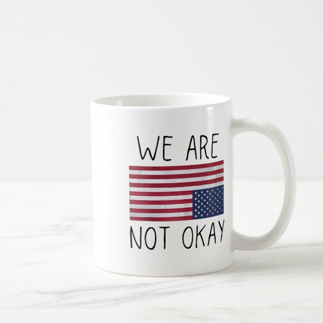 Caneca De Café We Are Not Ok Usa Flag Upside Down Patriotic Sayin (Direita)