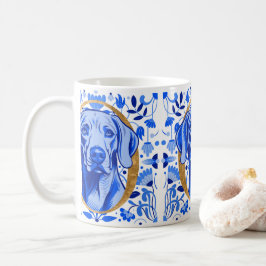 Caneca De Café Weimaraner espiando através da letra "O" em Ouro