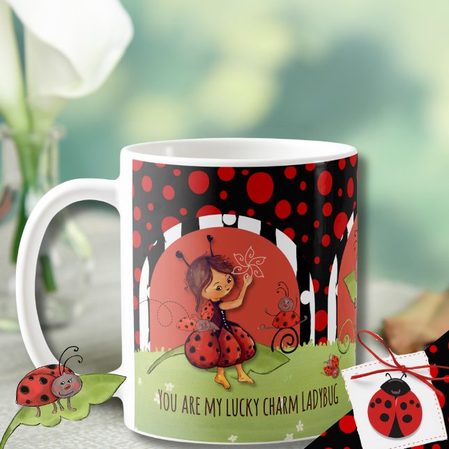 Caneca De Café Whimsical Ladybug Garden "Lucky Charm" Wrap-Around (Whimsical Ladybug Garden Lucky Charm Wrap-Around Coffee Mug)