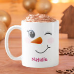 Caneca De Café Winking Snowman Personalizado Mug para Crianças<br><div class="desc">Adicione um toque lúdico às férias com esta caneca de boneco de neve piscando, personalizada com um nome para mais alegria! Com bochechas rosadas, nariz de cenoura, e um grande piscar os olhos, esta xícara adorável é perfeita para jogar cacau em manhãs de neve. Um presente de Natal divertido para...</div>