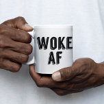 Caneca De Café Woke AF<br><div class="desc">Sou o presente político do Woke AF para uma pessoa que permanece atual nos assuntos políticos e vai a marchas para protestar e lutar por direitos iguais,  saúde,  e leis sensatas sobre armas.</div>