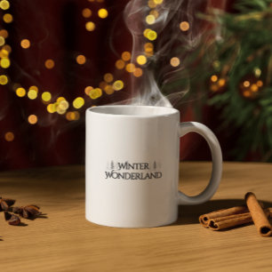 Caneca De Café Wonderland de inverno - Texto Elegante e Pinheiros