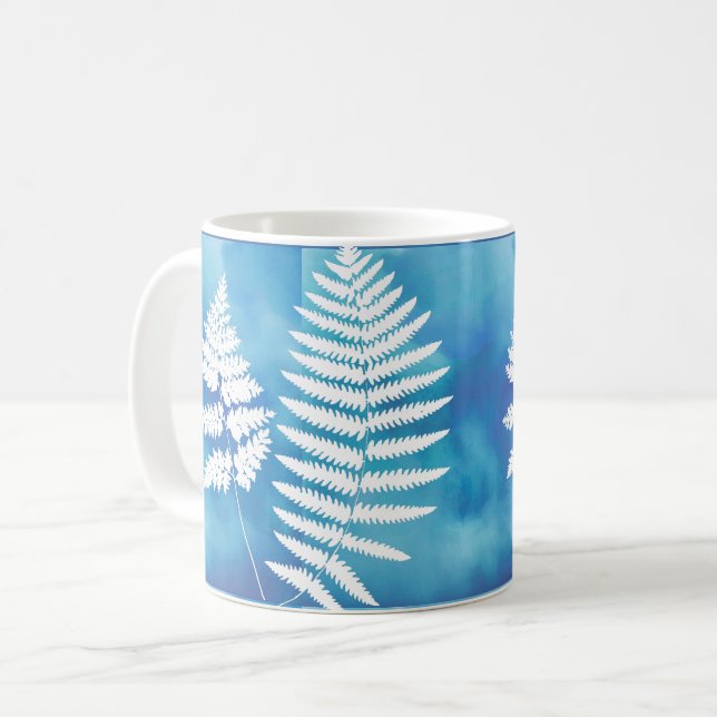 Caneca De Café Woodland Fern Pattern, Branco sobre Azul (Frente Esquerda)