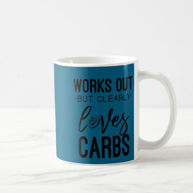 Caneca De Café Works Out But Clearly Loves Carbs Funny Workout Mo (Direita)