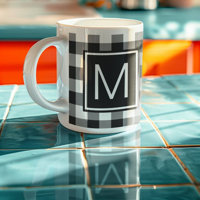 Caneca De Café Xadrez Búfalo Preto e Branco Monogramado (Black and White Buffalo Plaid Monogrammed Coffee Mug)