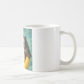 Caneca De Café Yogi the Basset Hound Chilling at the Pool Mug