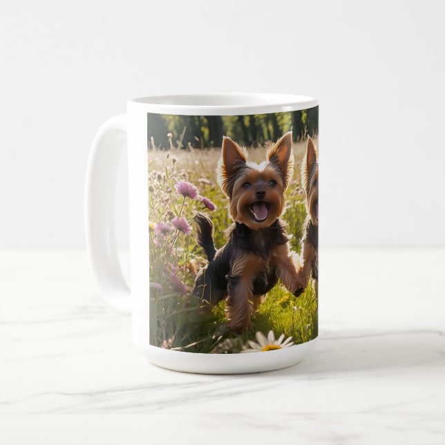 Caneca De Café Yorkshire Terriers jogando na grama (Frente Esquerda)