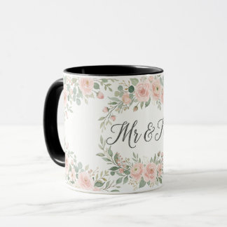 Caneca de casamento dourada com garrafa de flores 