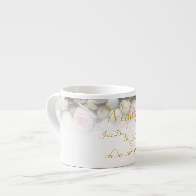 Caneca de Casamento - Noiva com buquê de casamento (Frente Esquerda)