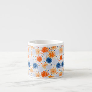 Caneca de cerâmica branca com um padrão abstrato