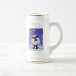 Caneca De Cerveja Boi Natal<br><div class="desc">Parada Animal Festivo Presentes e Acessórios de Natal em Ovelha apresenta nossa divertida trabalho de arte de uma linda ovelha branca e preta, apunhalada em um chapéu de Papai Noel, em uma paisagem nevada, contra um céu azul escuro e estrelado, texturizado digitalmente, pintado pelo ilustrador de livros infantis Traci Van...</div>