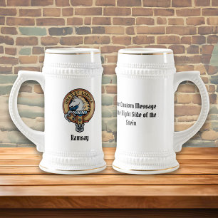 Caneca De Cerveja Clan Ramsay Crest sobre Blue Hunting Tartan