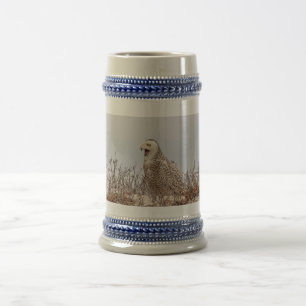 Caneca De Cerveja Coruja de neve sentada na praia