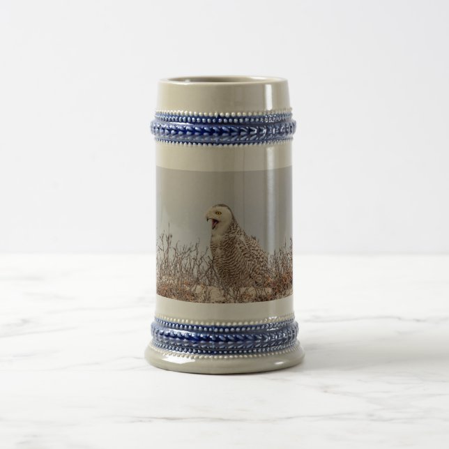 Caneca De Cerveja Coruja de neve sentada na praia (Centro)
