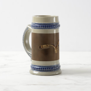 Caneca De Cerveja Coruja de orelhas curtas a mergulhar no chão