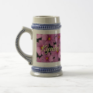Caneca De Cerveja Design de Flor do Cosmos Roxo em um Fundo Preto