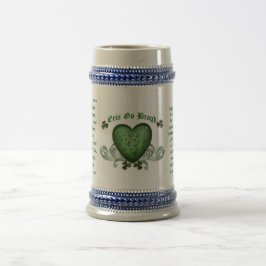 Caneca De Cerveja Erin, bebendo irlandês, faz o coração irlandês