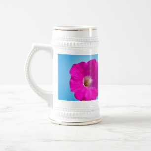 Caneca De Cerveja flor de petúnia rosa em fundo azul.