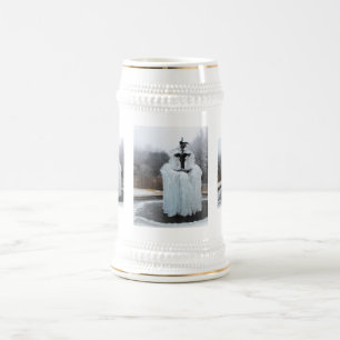 Caneca De Cerveja Fonte congelada no inverno