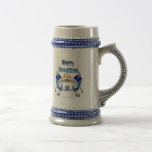 Caneca De Cerveja Hanukkah Dancing Dreidels e Jelly Doughnut<br><div class="desc">Você está vendo a Captura Lee Hiller de Fotografia e Designs de Decoração Doméstica e Escritório, Roupa, Presentes e Coleções. As Designs incluem Lee Hiller Photoographic e Mixed Media Digital Art Collection. Você pode ver sua fotografia da Nature em http://HikeOurPlanet.com/ e seguir seu blog de caminhada no Hot Primavera National...</div>