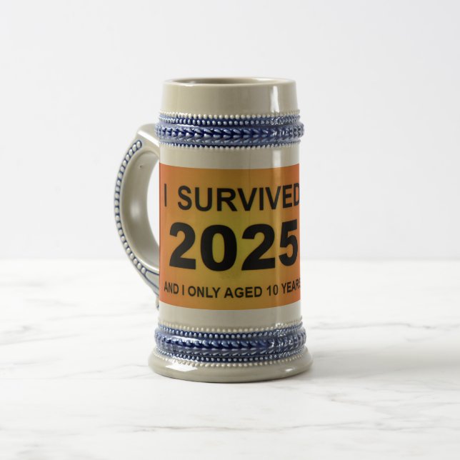 Caneca De Cerveja I Survived 2025  (Frente Esquerda)