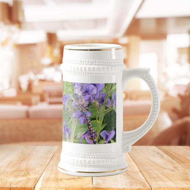 Caneca De Cerveja Libélula Darner de Olhos Azuis em Flores Roxas (In Situ)
