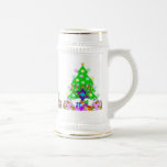 Caneca De Cerveja Natal e Hanukkah junto<br><div class="desc">Natal e Hanukkah em presentes para as famílias inter-religiosos que comemoram a alegria do Natal e a beleza de Chanukah. Caracterizar a árvore e o menorah do Xmas com a estrela de David judaica cercada em o feriado apresenta em cartões, em porte postal, em ideias do presente e em roupa...</div>