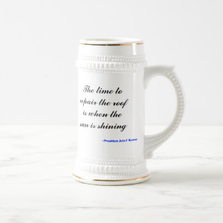 Caneca De Cerveja O momento de reparar o telhado é quando o sol é…