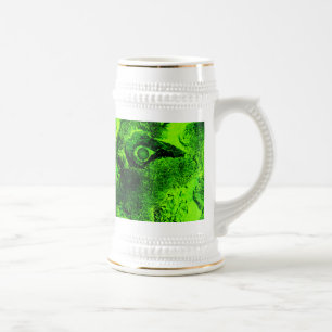 Caneca De Cerveja olhando para o verde