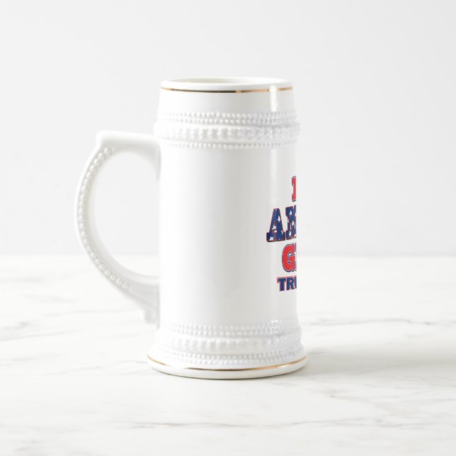 Caneca De Cerveja Presidente Trump abraça a bandeira dos EUA (Esquerda)