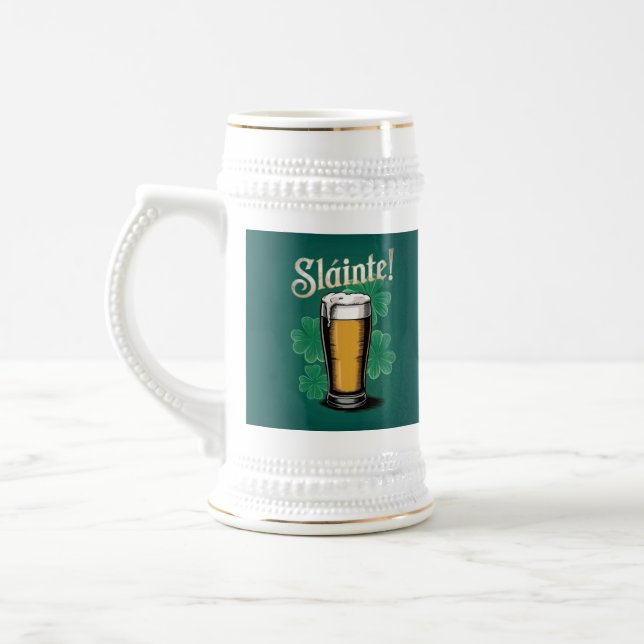 Caneca De Cerveja Slàinte! Pint de Cerveja no Dia de São Patrício em (Esquerda)