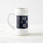 Caneca De Cerveja SlipperyJoe's Happy Hanukkah, estrela múltipla do<br><div class="desc">Feliz Hanukkah,  de SlipperyJoe,  com múltiplas estrelas de símbolos David Celebração artística Judaica Hebraica Chanukah dá decorações religião judaísmo símbolo significativo contextos culturais religiosos relevantes em vários formatos hexagonais azul escuro matizes roxos escuros fundo abstrato em camadas aparência texturizada</div>