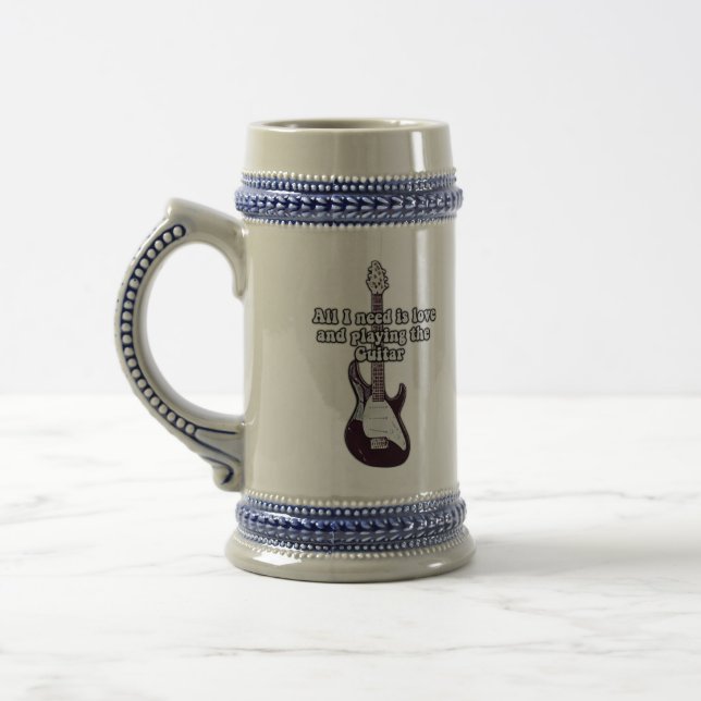 Caneca De Cerveja Só preciso de amor e de tocar violão. (Esquerda)