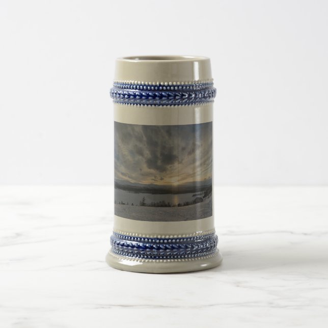 Caneca De Cerveja Sol sobre lago congelado (Centro)