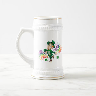 Caneca De Cerveja Um duende dançante bonito e feliz, um arco-íris