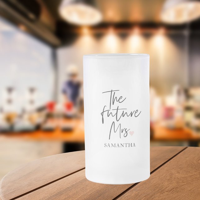 Caneca De Cerveja Vidro Jateado A Futura Sra. e Seu Nome | Presente de Beleza Mode (Criador carregado)