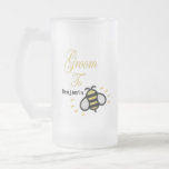Caneca De Cerveja Vidro Jateado Alcance Para Ser Personalizado Do Partido Da Despe<br><div class="desc">O "Groom To Be Bachelor Party Personalize Fosco Glass Beer Mug" tem uma abelha divertida. Excelente e diversão para que o "Groom Be" use todos os dias e no Bachelor Party. Personalize com o Groom para ser o nome.</div>