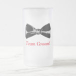 Caneca De Cerveja Vidro Jateado Bowtie<br><div class="desc">Celebrar com o noivo em um casamento ou uma despedida de solteiro com uma caneca de boliche. Altere o slogan ou adicione um nome na seção personalizada.</div>