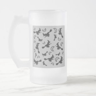 Caneca De Cerveja Vidro Jateado Bruxa voadora entre a meia-lua na noite de Hallowe