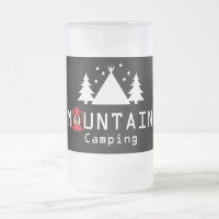 Crachá moderno para acampamento nas montanhas