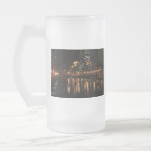 Caneca De Cerveja Vidro Jateado Destino ventoso da construção da noite da cidade