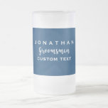 Caneca De Cerveja Vidro Jateado Do favor feito sob encomenda do casamento do<br><div class="desc">Seu padrinho de casamento amará este obrigado feito sob encomenda do casamento você presente/favor com uma pia batismal moderna do roteiro. Adicione seu nome ou o monograma e uma outra linha de texto (data, lugar wedding, etc.) mudam facilmente a cor do fundo para combinar suas cores do casamento - apenas...</div>