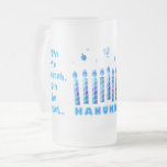 Caneca De Cerveja Vidro Jateado Feliz Festa de Chanucá Belo Decoração Azul<br><div class="desc">Feliz Festa de Chanucá Belo Decoração Azul, Feriado Judeu, Café Mug e Taça. Antecedentes judaicos de Hanukkah Feriado com a escrita Hebraica e símbolos tradicionais de Chanukah - sonhos de madeira (rodando), rosquinhas, menorah de ouro, velas, estrela de David e padrão de papel de parede luminoso brilhante. Decoração de Eventos...</div>