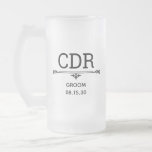 Caneca De Cerveja Vidro Jateado Iniciais de Grupo<br><div class="desc">Esta caneca de cerveja fosco de 16 oz é perfeita para o noivo. Ele vai adorar que seja monograma. Seria excelente para sua despedida de solteiro ou fim de semana. Ele vai ter sua própria caneca de cerveja para beber enquanto ele sai e festas. O título pode ser mudado para...</div>