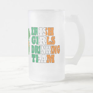 Caneca De Cerveja Vidro Jateado Meninas irlandesas que bebem a equipe