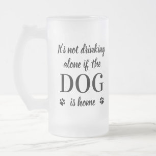 Caneca De Cerveja Vidro Jateado Não É Bebendo Sozinho O Cachorro É Uma Foto De Pet