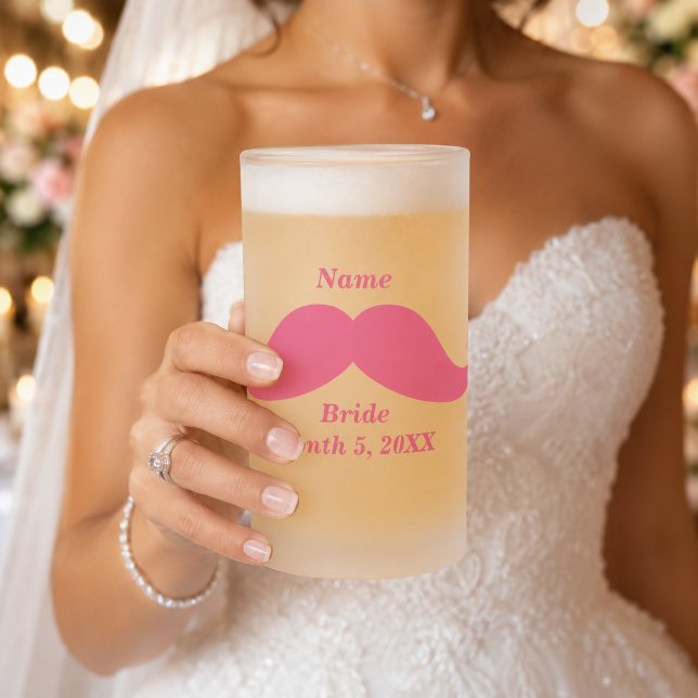 Caneca De Cerveja Vidro Jateado Nome da Noiva Bigode Rosa (Bride Name Pink Mustache Frosted Glass Beer Mug)