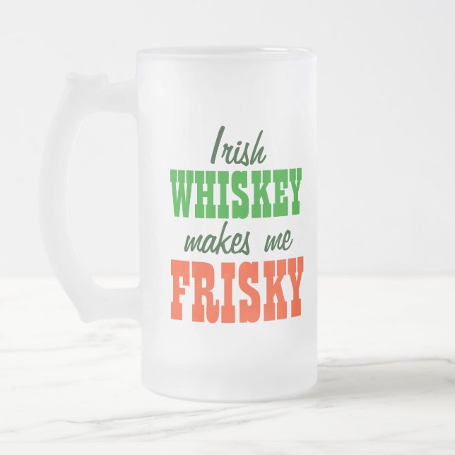 Caneca De Cerveja Vidro Jateado O uísque irlandês faz-me Frisky (Esquerda)