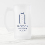 Caneca De Cerveja Vidro Jateado Padrinho de casamento azul Arco<br><div class="desc">Esta caneca de cerveja fosco de 16 oz é excelente para os padrinhos de casamento. Se toda a sua festa de casamento vestir trajes a este design com suspensórios e uma gravata arco a azul seria perfeita. Casual, porém formal. Seria excelente para um fim de semana solteiro ou despedida de...</div>