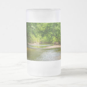 Caneca De Cerveja Vidro Jateado Para Cima De Uma Cama De Vidro De Fosco